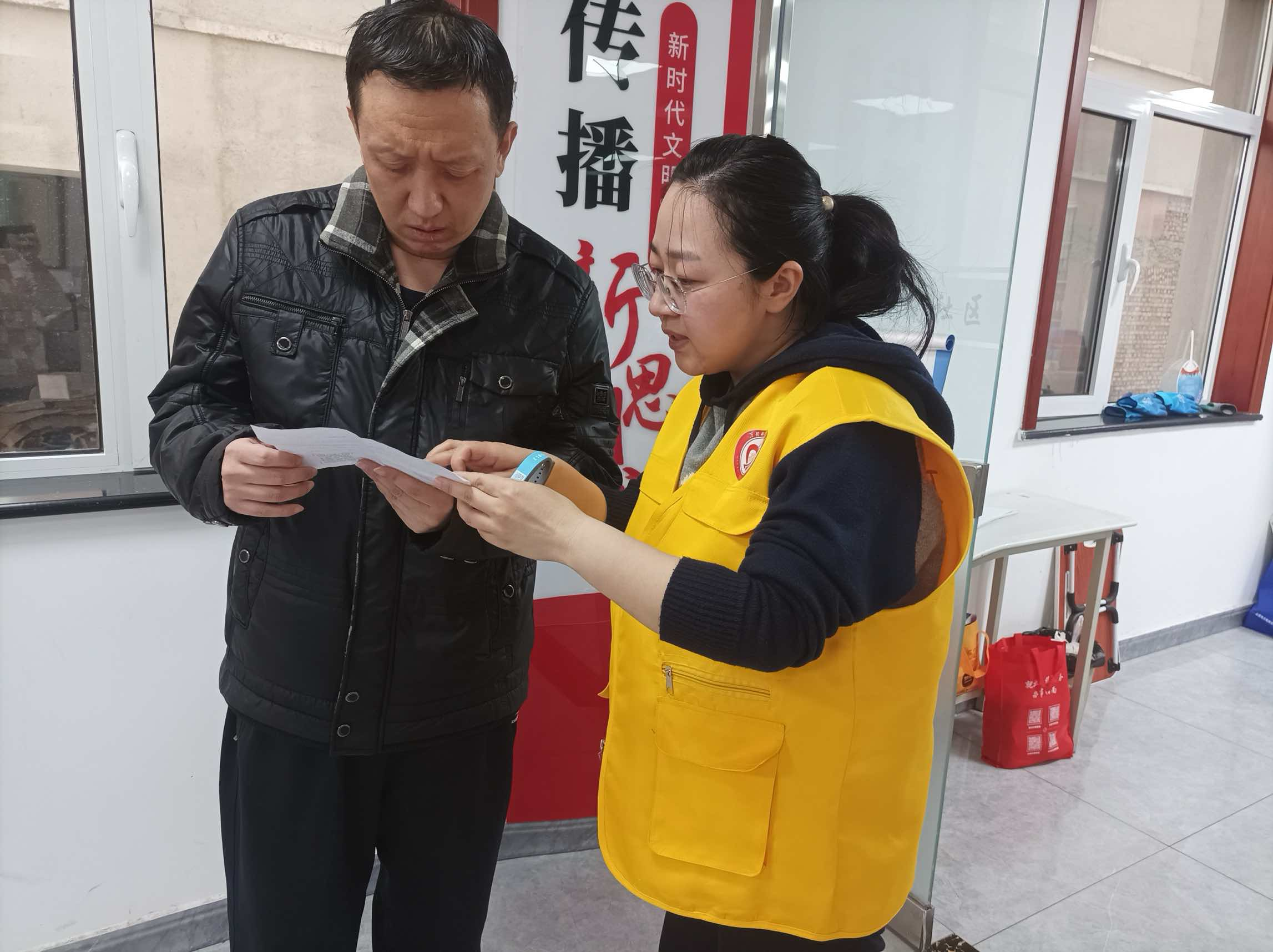 太原万柏林区千峰街道：“蓝手环”搭起爱心桥  “好政策”温暖百姓心