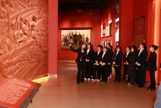 吕梁泰化初级实验中学开展“弘扬吕梁精神  践行立德树人”主题党日活动