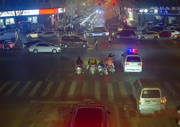 为生命开道！吕梁汾阳公安交管争分夺秒护送脑出血老人就医