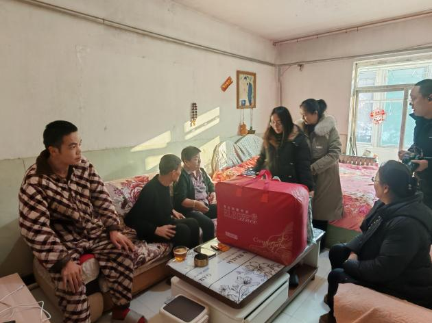 太原万柏林区：寒冬送温暖  关怀暖人心