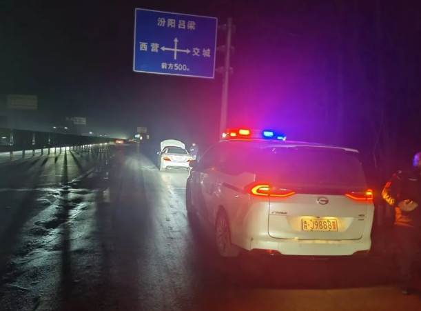 跨年夜的暖心守护！吕梁交城交警307国道救助故障车辆