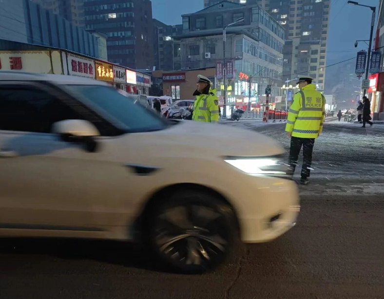 吕梁石楼公安交管：风雪中机关警力下沉一线坚守保畅通