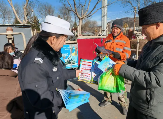 吕梁中阳县公安：冬季护平安  交通安全宣传进广场