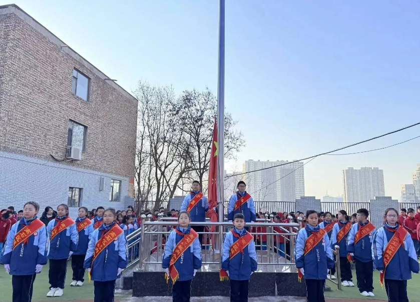 吕梁离石区城内小学开展 “寒梅傲雪  志在前行 ”主题升旗活动