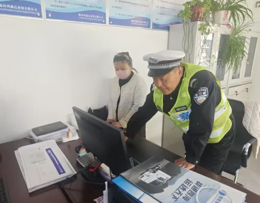 临汾公安交警走进货运企业  严把冬季行车“安全关”