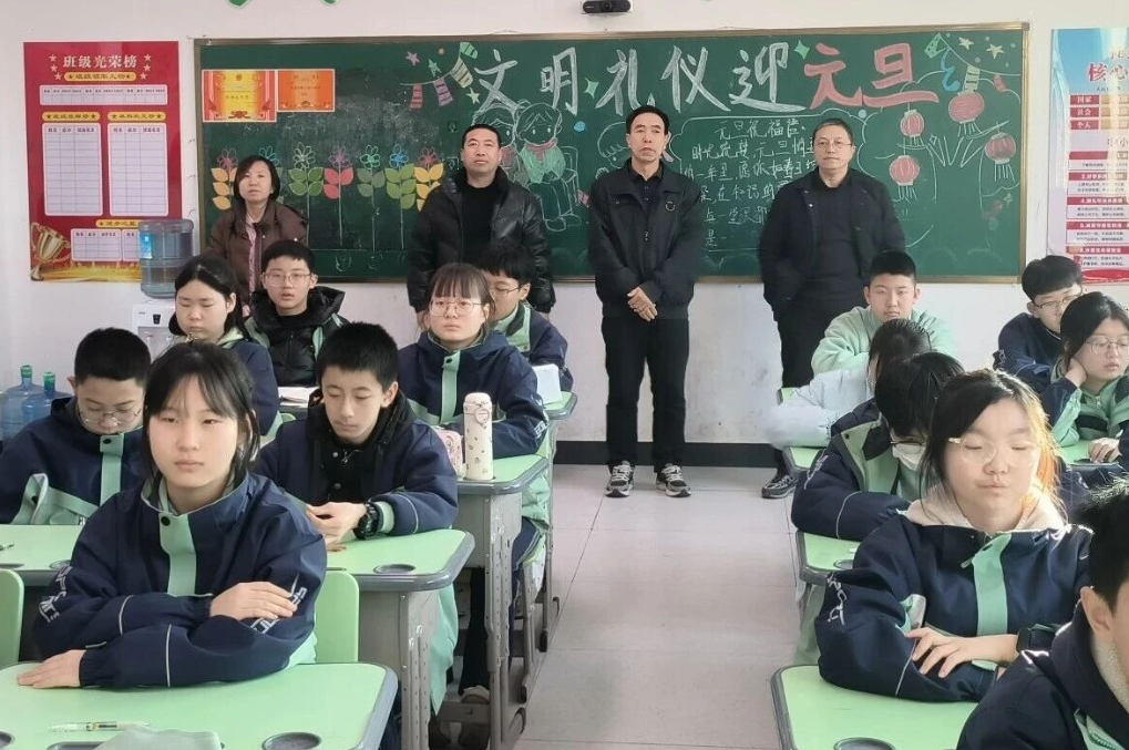 弘扬抗战精神，传承红色基因—— 吕梁方山县第一中学校2025年秋学期第十九周升旗