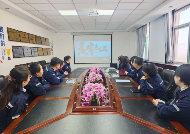 知史爱党  知史爱国——太原市政集团沥青拌和厂党支部组织观看红色电影《悬崖之上》