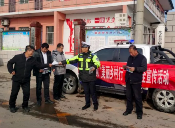 临汾公安交警走进辖区农村开展冬季“美丽乡村行”交通安全主题宣传活动