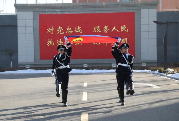 你好，警察节——长治公安潞城分局举行人民警察节升旗仪式