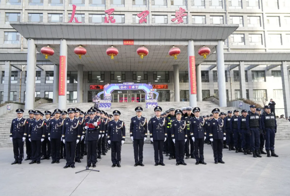 晋中平遥县公安局隆重举行庆祝第六个中国人民警察节“升国旗、向警旗宣誓”仪式