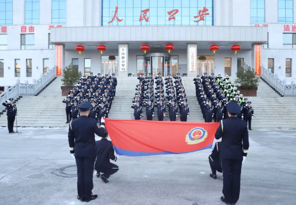 【你好警察节】升国旗  迎警旗  铮铮誓言践初心