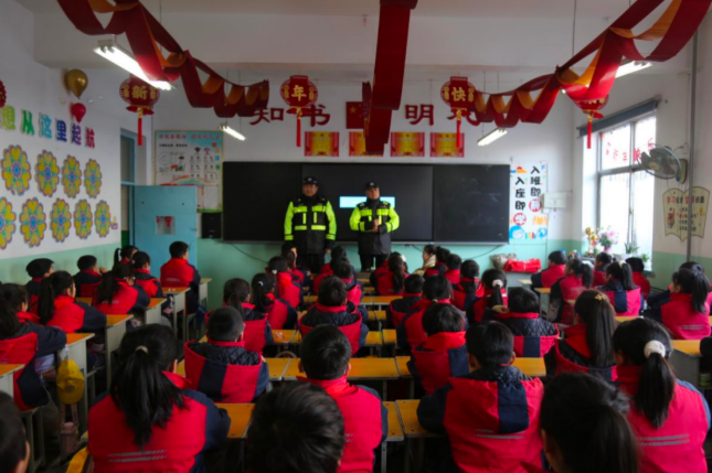 临汾公安交警安全“童”行，护航未成年人健康成长