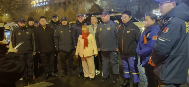七旬老人深夜走失  太原小店蓝天救援队帮寻回