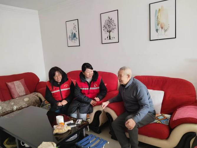 太原万柏林区杜儿坪街道：忆往昔话家常  网格员贴心护夕阳