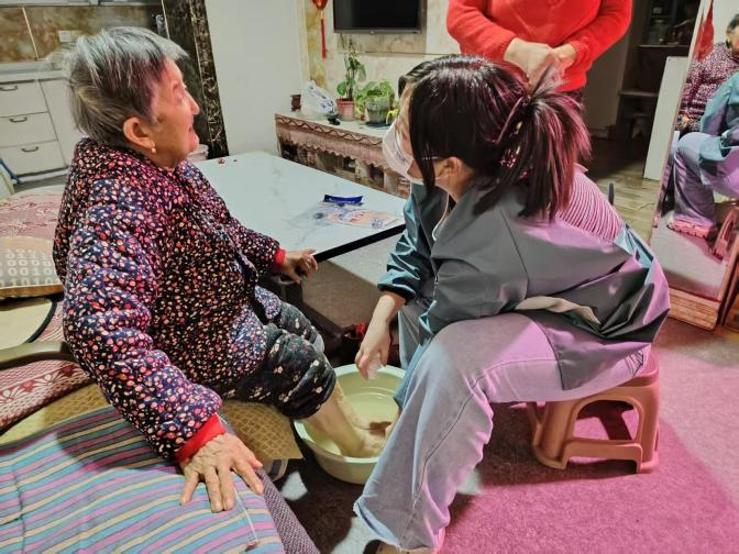 上门助浴暖夕阳  惠民政策润民心——太原万柏林区精准破解高龄失能老人“洗澡难”