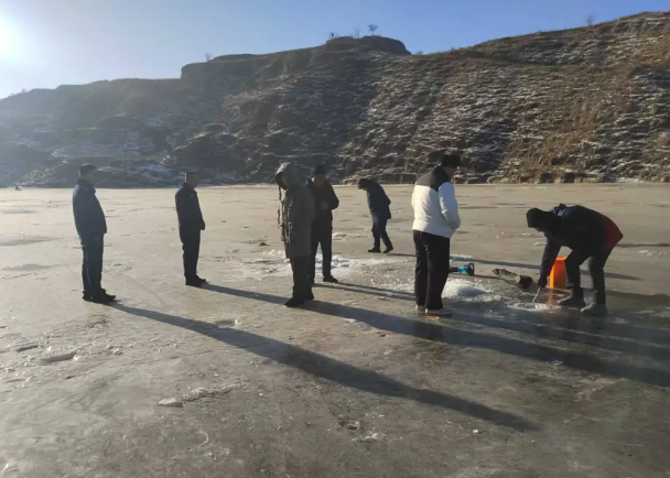 远离冰面，长治武乡公安守护冬日“安全线”！