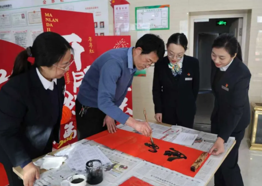 翰墨迎新春  农商暖民心——临汾浮山农商银行为户外劳动者写春联、送福字