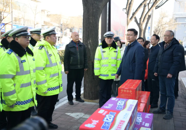 警医协作聚合力  携手共建护平安——运城市中心医院开展第六个中国人民警察节慰问活