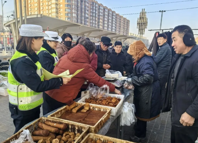 吕梁交城：交警进市场 安全宣传 “零距离”