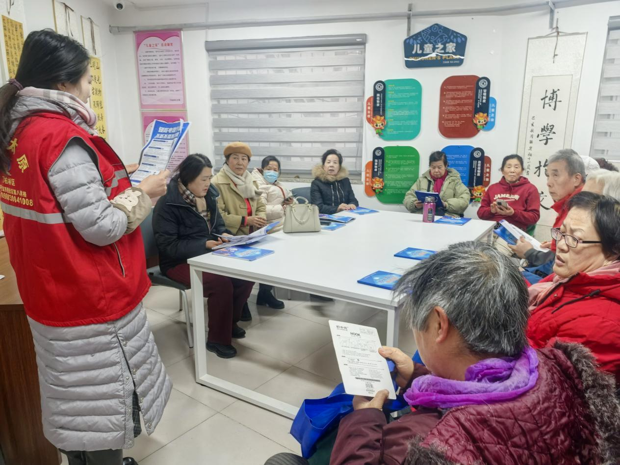 太原万柏林区和平街道西巷社区：学手机防诈骗，守护幸福晚年