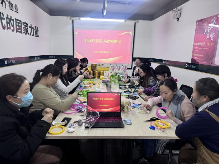 太原万柏林区长风西街街道：邻里巧手聚  共编幸福包