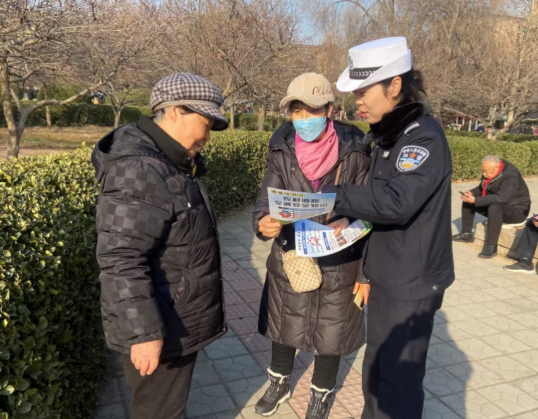 警护“一老一小” 平安伴乡行——临汾公安交警开展“美丽乡村行”交通安全宣传活动