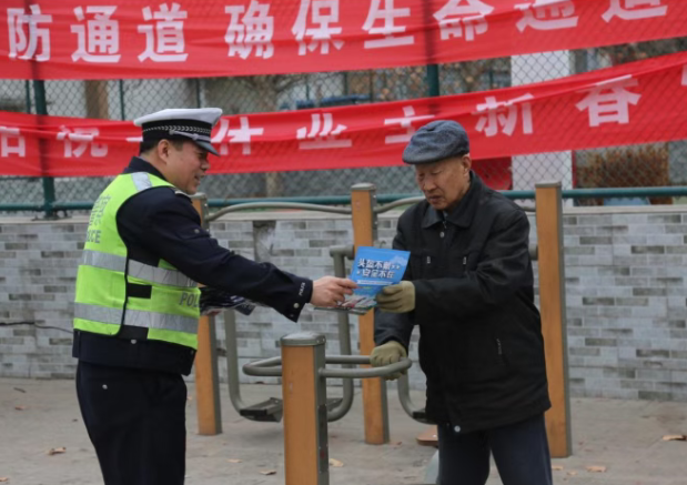 临汾公安交警交安宣传进社区  守护人民群众平安行