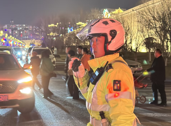 大同：古城内老人头部磕伤   交警铁骑5分钟打通生命通道