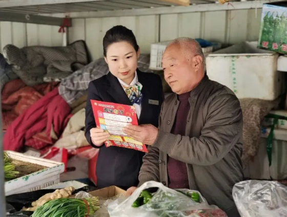 临汾翼城农商银行：转作风守定位争市场   团队服务厅堂红似火