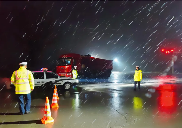 雨雪为令，“警”色暖程 ！吕梁汾阳公安交管全力守护群众平安出