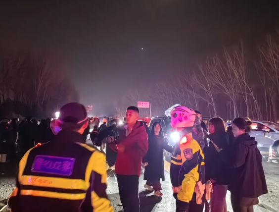 灯火映警徽，坚守护元宵——吕梁交城交警在岗守护团圆路