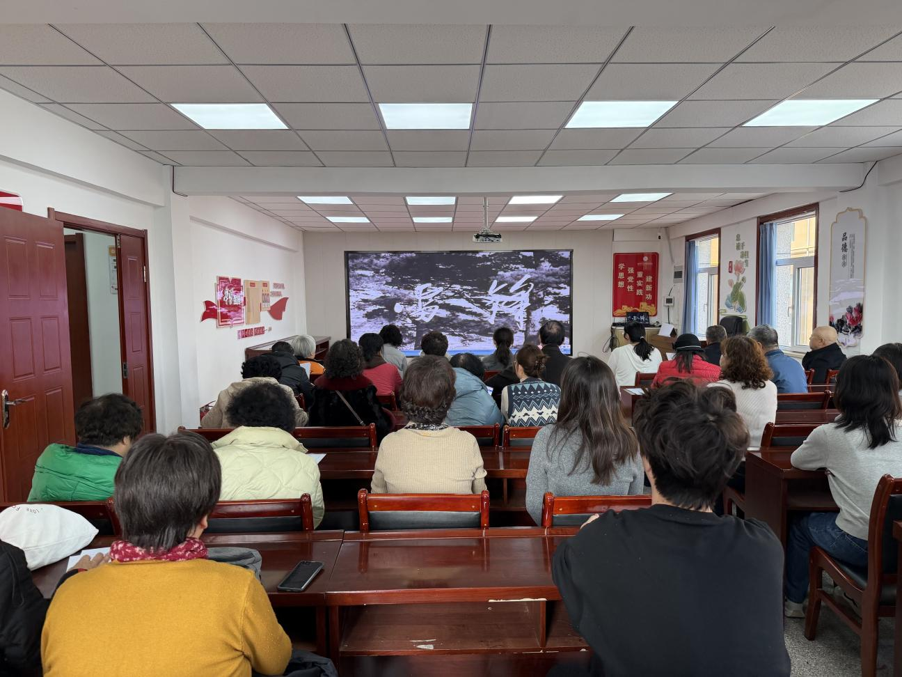 太原万柏林区纺织苑社区：传承雷锋精神  践行初心使命  七彩