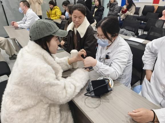 太原万柏林区：学雷锋送健康  爱心义诊进楼宇