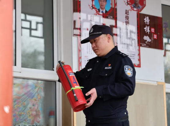 站好护学岗  守好平安线——运城新绛公安全力护航开学季