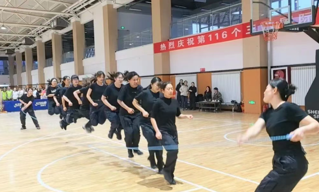 实干开新局 巾帼建新功——长治沁县公安女警积极参加庆“三八”