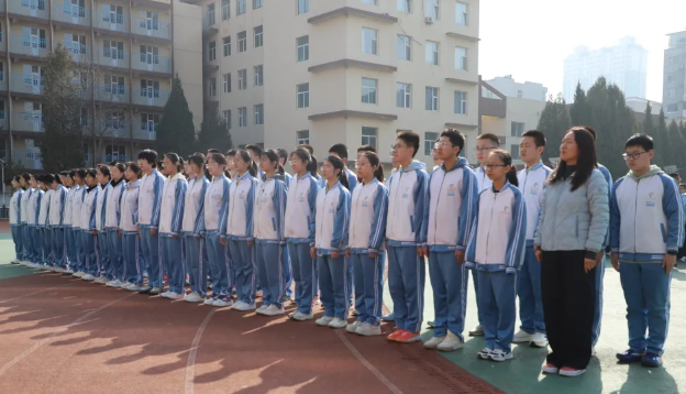 健康第一守初心   学习雷锋践于行：英杰中学举行新学期首次升