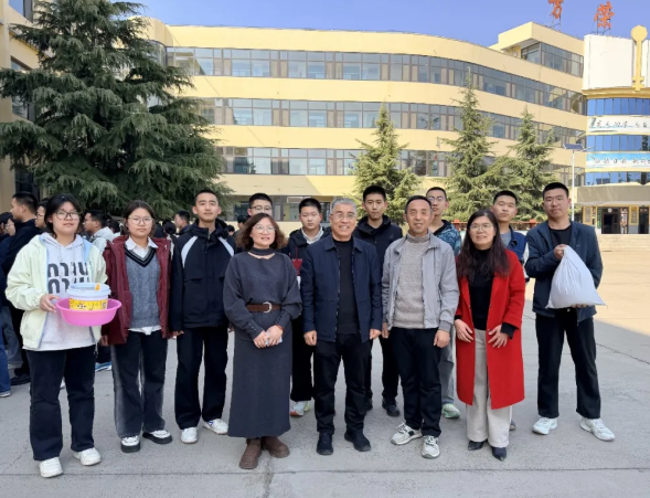 运城万荣二中开展“‘植’此青绿  ·环保同行”党日暨团日志愿