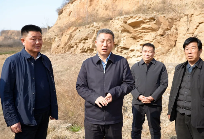 运城河津市委书记孟维君在下化乡调研地灾治理恢复耕地和集体土地