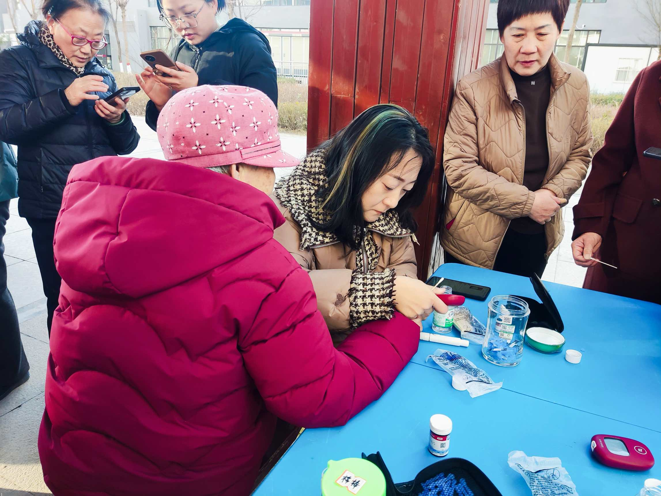 太原万柏林区和平街道玉园北社区：健康义诊进社区，服务居民暖人