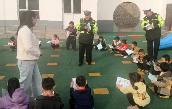 临汾公安交警聚焦“一老一小” 守护平安出行