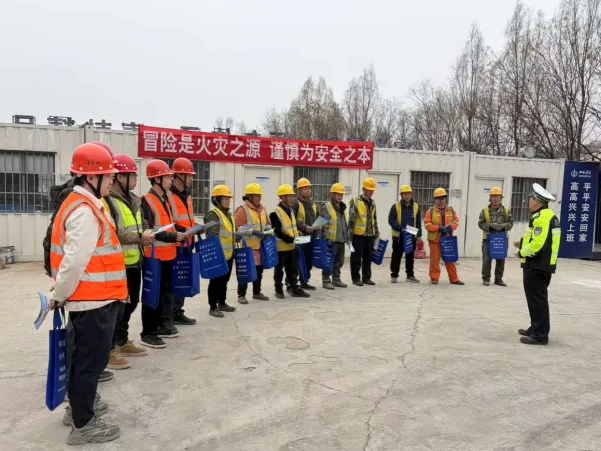 临汾隰县公安：交通安全“面对面”，守护工友平安路