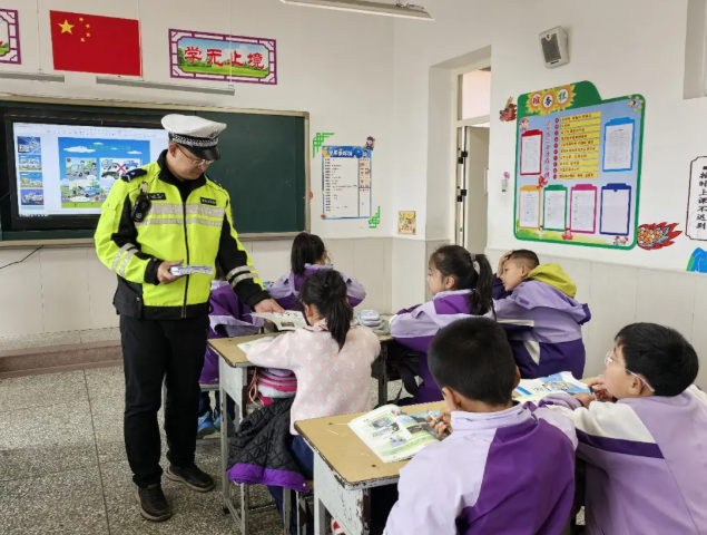 吕梁岚县公安：趣味宣讲入校园  交通安全伴童行