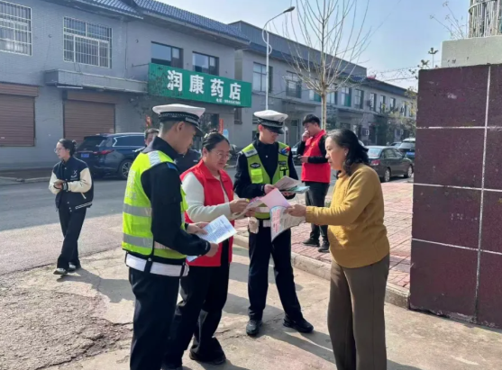 吕梁汾阳公安：“一盔一带”进社区  筑牢文明出行安全防线