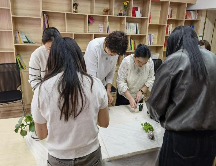太原万柏林区和平街道：迎春分植绿意，百合社区绿植DIY主题活