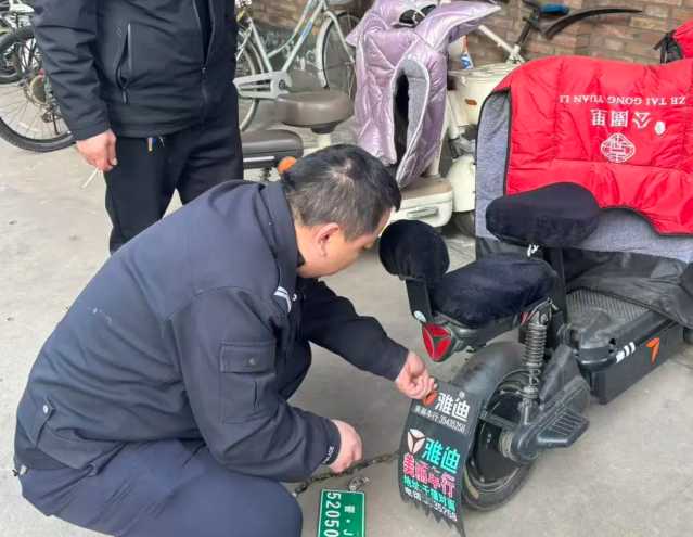 便民服务暖人心！吕梁交城交警上门免费为市民换新电动车牌