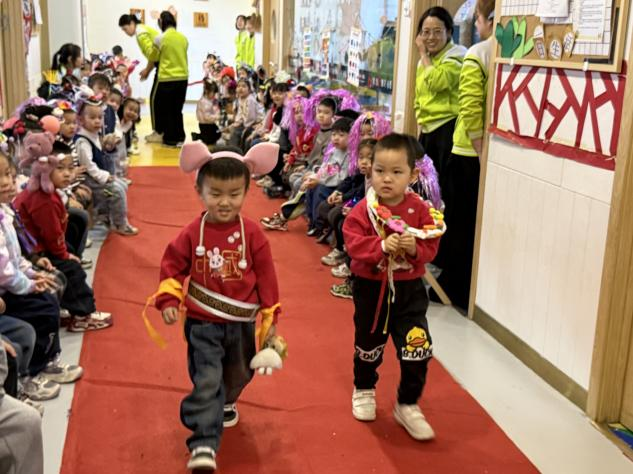 太原万柏林区南寒街道：创意发型秀风采  红毯童趣绽芳华