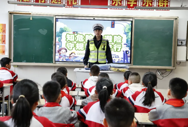 吕梁孝义：交警进校园护航成长  筑牢学生交通安全防线