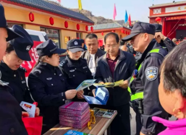 临汾公安交警“美丽乡村行”守护乡村平安路