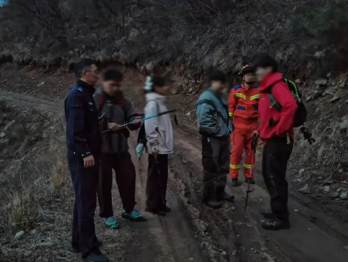 山西左权县公安局芹泉派出所：民警深山暖心救助  被困驴友平安