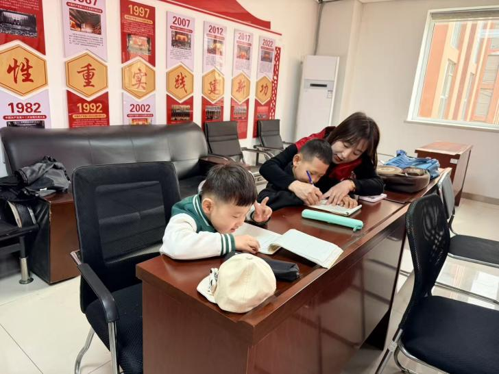 太原万柏林区神堂沟街道聂家山社区开展暖心伴学小课堂活动